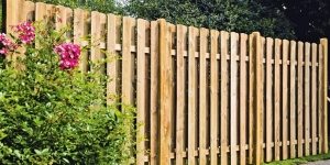 Забор из деревянного штакетника установлен в виде 