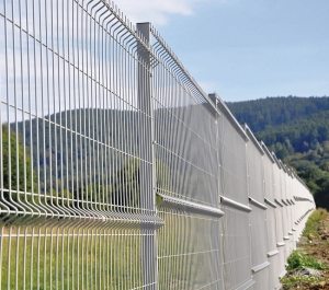 Технология установки забора позволяет принять в расчёт все неровности поверхности Технология установки забора позволяет принять в расчёт все неровности поверхности