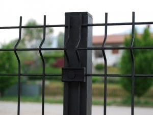 Ограждение из сетки гиттер достаточно легко устанавливается и демонтируется Ограждение из сетки гиттер достаточно легко устанавливается и демонтируется