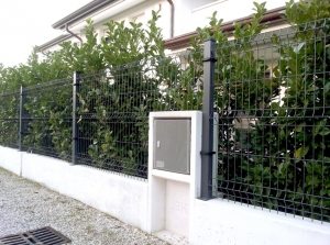 Секции сварной сетки легко и быстро можно закрепить к специальным креплениям на столбах Секции сварной сетки легко и быстро можно закрепить к специальным креплениям на столбах