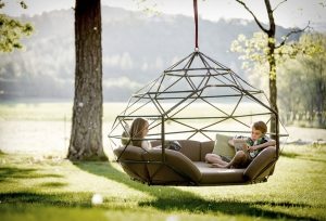 Необычные подвесные качели, изготовленные из тонких металлических труб Необычные подвесные качели, изготовленные из тонких металлических труб