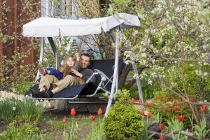 Металлические качели, расположенные в саду частного дома, станут излюбленным местом для отдыха Металлические качели, расположенные в саду частного дома, станут излюбленным местом для отдыха