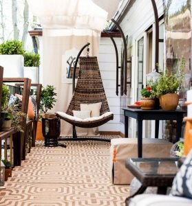 Мобильный вариант качелей из металла с сиденьем, выполненным в этническом стиле Мобильный вариант качелей из металла с сиденьем, выполненным в этническом стиле