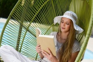 Уютные качели из металла с плетеным пластиковым сиденьем Уютные качели из металла с плетеным пластиковым сиденьем