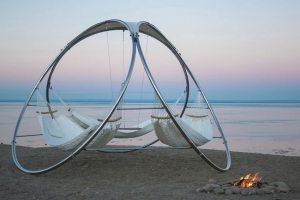 Футуристический дизайн качелей, изготовленных из металла Футуристический дизайн качелей, изготовленных из металла