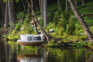 Оригинальные качели подвесного типа с металлическим каркасом Оригинальные качели подвесного типа с металлическим каркасом