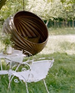 Качели из металла необычной формы могут стать главной достопримечательностью приусадебного участка Качели из металла необычной формы могут стать главной достопримечательностью приусадебного участка