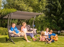 Фабричные садовые качели из металла, установленные в саду частного дома Фабричные садовые качели из металла, установленные в саду частного дома