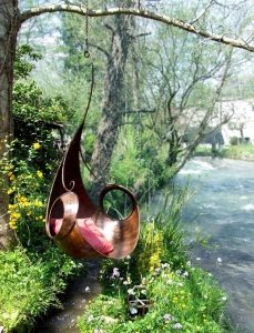 Выбор конструкций при создании качелей из металла своими руками обширен и ограничивается только вашей фантазией Выбор конструкций при создании качелей из металла своими руками обширен и ограничивается только вашей фантазией