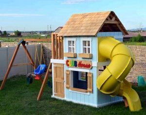 Покрытие площадки вокруг горки для детей должно быть как можно менее травмоопасным Покрытие площадки вокруг горки для детей должно быть как можно менее травмоопасным