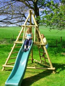 Простая конструкция детской горки, изготовленной из древесных стволов Простая конструкция детской горки, изготовленной из древесных стволов