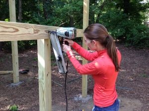 Процесс строительства детской горки из древесины Процесс строительства детской горки из древесины