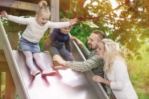 При строительстве детской горки на даче следует тщательно рассчитать высоту конструкции При строительстве детской горки на даче следует тщательно рассчитать высоту конструкции