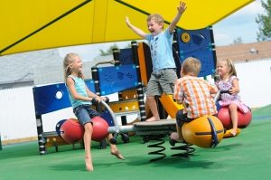 Трехместные качели пружинного типа Трехместные качели пружинного типа