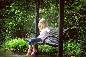 Основательные стационарные качели из металла Основательные стационарные качели из металла