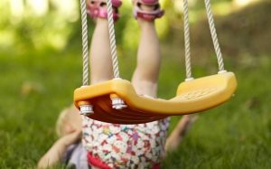 При установке качелей нужно вымерять уровень высоты сиденья учитывая рост ребенка При установке качелей нужно вымерять уровень высоты сиденья учитывая рост ребенка