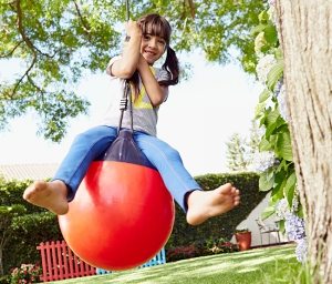 Необычные качели для подросшего малыша из каната и большого прочного мяча Необычные качели для подросшего малыша из каната и большого прочного мяча