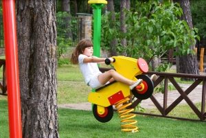 Качели на пружине способствуют развитию координации и учат удерживать равновесие Качели на пружине способствуют развитию координации и учат удерживать равновесие