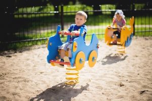 Внимание малыша могут привлечь красочные машинки на пружинах Внимание малыша могут привлечь красочные машинки на пружинах