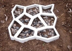 Шаблон из гипса позволяет создавать тротуарную плитку самых разнообразных форм и размеров Шаблон из гипса позволяет создавать тротуарную плитку самых разнообразных форм и размеров