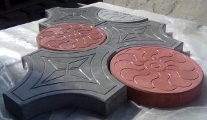 Используя пластиковый шаблон можно добиться необычайной четкости форм и рисунка Используя пластиковый шаблон можно добиться необычайной четкости форм и рисунка