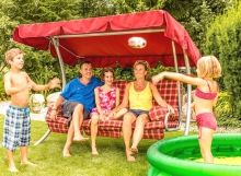 Большие семейные качели с металлическим каркасом Большие семейные качели с металлическим каркасом