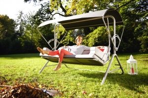 Металлические качели для дачи с тентом и мягкими подушками Металлические качели для дачи с тентом и мягкими подушками