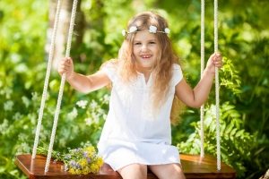 Красивые подвесные качели станут украшением приусадебного участка Красивые подвесные качели станут украшением приусадебного участка