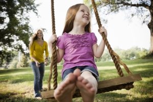 Простые детские качели для дачи, подвешенные на веревках к ветке дерева Простые детские качели для дачи, подвешенные на веревках к ветке дерева