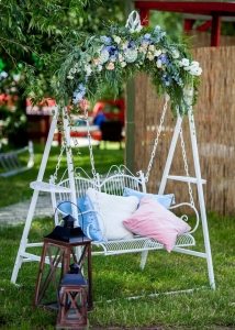 Качели из металла отличаются изящностью и кажущейся легкостью конструкции Качели из металла отличаются изящностью и кажущейся легкостью конструкции