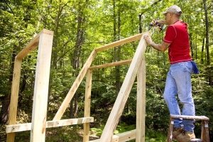 Процесс возведения детского комплекса с качелями и горкой из дерева Процесс возведения детского комплекса с качелями и горкой из дерева