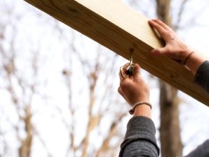 Монтаж крепежных элементов для подвесных качелей Монтаж крепежных элементов для подвесных качелей