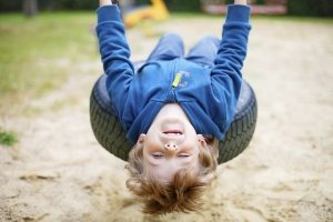 Подвесной вариант качелей из использованной автомобильной шины Подвесной вариант качелей из использованной автомобильной шины