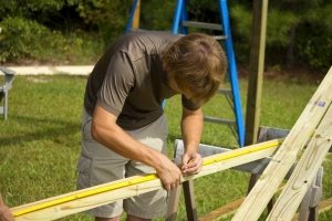 Процесс строительства детских качелей из дерева Процесс строительства детских качелей из дерева