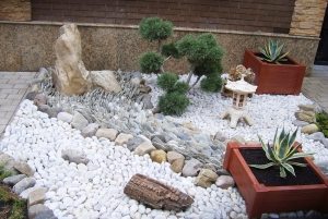 Японский сад выглядит строго и изящно благодаря преобладающему большинству камней