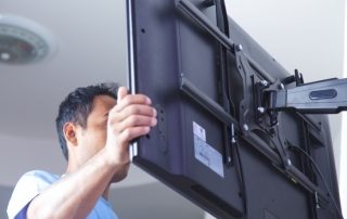 Кронштейн для телевизора на стену поворотный выдвижной: выбор и монтаж
