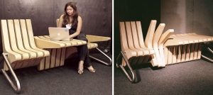 Скамейка-трансформер из множества вращающихся деревянных элементов на металлической трубе Скамейка-трансформер из множества вращающихся деревянных элементов на металлической трубе