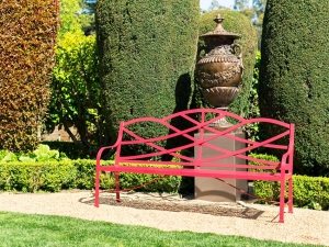 Яркая и креативная конструкция скамейки Яркая и креативная конструкция скамейки