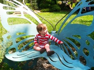 Необычная детская скамейка из металла в форме бабочки Необычная детская скамейка из металла в форме бабочки