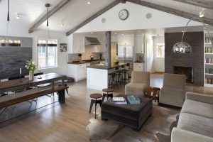 Если убрать внутренние перегородки, объединив кухню, столовую и гостиную, это визуально раздвинет внутреннее пространство небольшого по размерам дома Если убрать внутренние перегородки, объединив кухню, столовую и гостиную, это визуально раздвинет внутреннее пространство небольшого по размерам дома