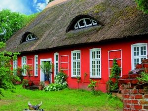 Большой одноэтажный дом с чердачными помещениями Большой одноэтажный дом с чердачными помещениями