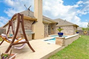 Терраса с зоной отдыха, пристроенная к одноэтажному дому Терраса с зоной отдыха, пристроенная к одноэтажному дому