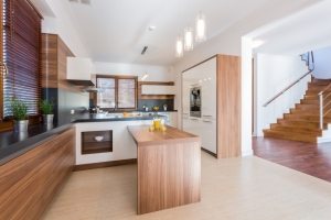 Особое внимание при строительстве двухэтажных домов уделяется безопасности лестничных конструкций Особое внимание при строительстве двухэтажных домов уделяется безопасности лестничных конструкций