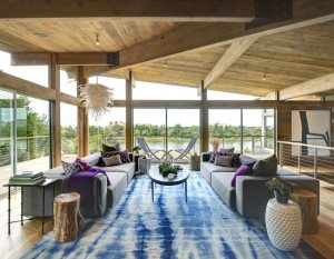 Гостинная на втором этаже с панорамными окнами и деревянной отделкой Гостинная на втором этаже с панорамными окнами и деревянной отделкой