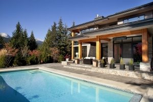 Двухэтажный дом с пристроенным навесом и бассейном на заднем дворе Двухэтажный дом с пристроенным навесом и бассейном на заднем дворе