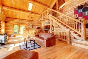 Внутреннее убранство двухэтажного дома, возведенного из бревен Внутреннее убранство двухэтажного дома, возведенного из бревен