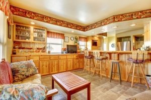 Объединенные помещения гостиной и кухни разделяются барной стойкой Объединенные помещения гостиной и кухни разделяются барной стойкой