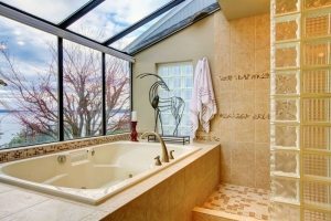 В мансарде двухэтажного частного дома расположена ванная комната с джакузи В мансарде двухэтажного частного дома расположена ванная комната с джакузи