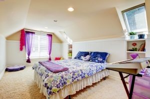 Детская спальная комната, устроенная на мансардном этаже частного дома Детская спальная комната, устроенная на мансардном этаже частного дома