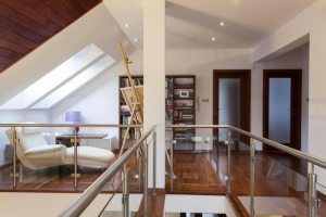 В мансарде двухэтажного дома расположена уютная зона отдыха В мансарде двухэтажного дома расположена уютная зона отдыха